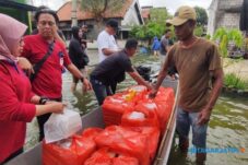 Banjir Belum Surut, Relawan Bawa 700 Paket dan Obat-obatan untuk Korban Banjir 3 Banjir Belum Surut, Relawan Bawa 700 Paket dan Obat-obatan untuk Korban Banjir