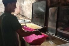 Harga Kedelai Melambung, Perajin Tempe di Kota Malang Pangkas Produksi