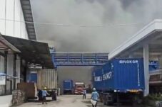 Pabrik di Kawasan Industri Maspion Gresik Terbakar, Timbulkan Asap Hitam Hebohkan Warga 13 Pabrik di Kawasan Industri Maspion Gresik Terbakar, Timbulkan Asap Hitam Hebohkan Warga