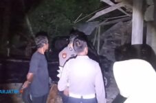 Mobil Wisatawan Tabrak Empat Motor dan Rumah di Ngawi, Tiga Orang Tewas 13 Mobil Wisatawan Tabrak Empat Motor dan Rumah di Ngawi, Tiga Orang Tewas