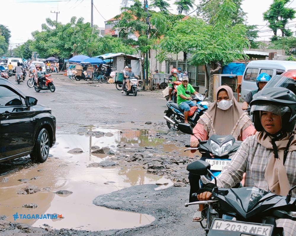 Jalan Setiabudi Krian Rusak Parah, Distribusi Logistik Pasar Terhambat