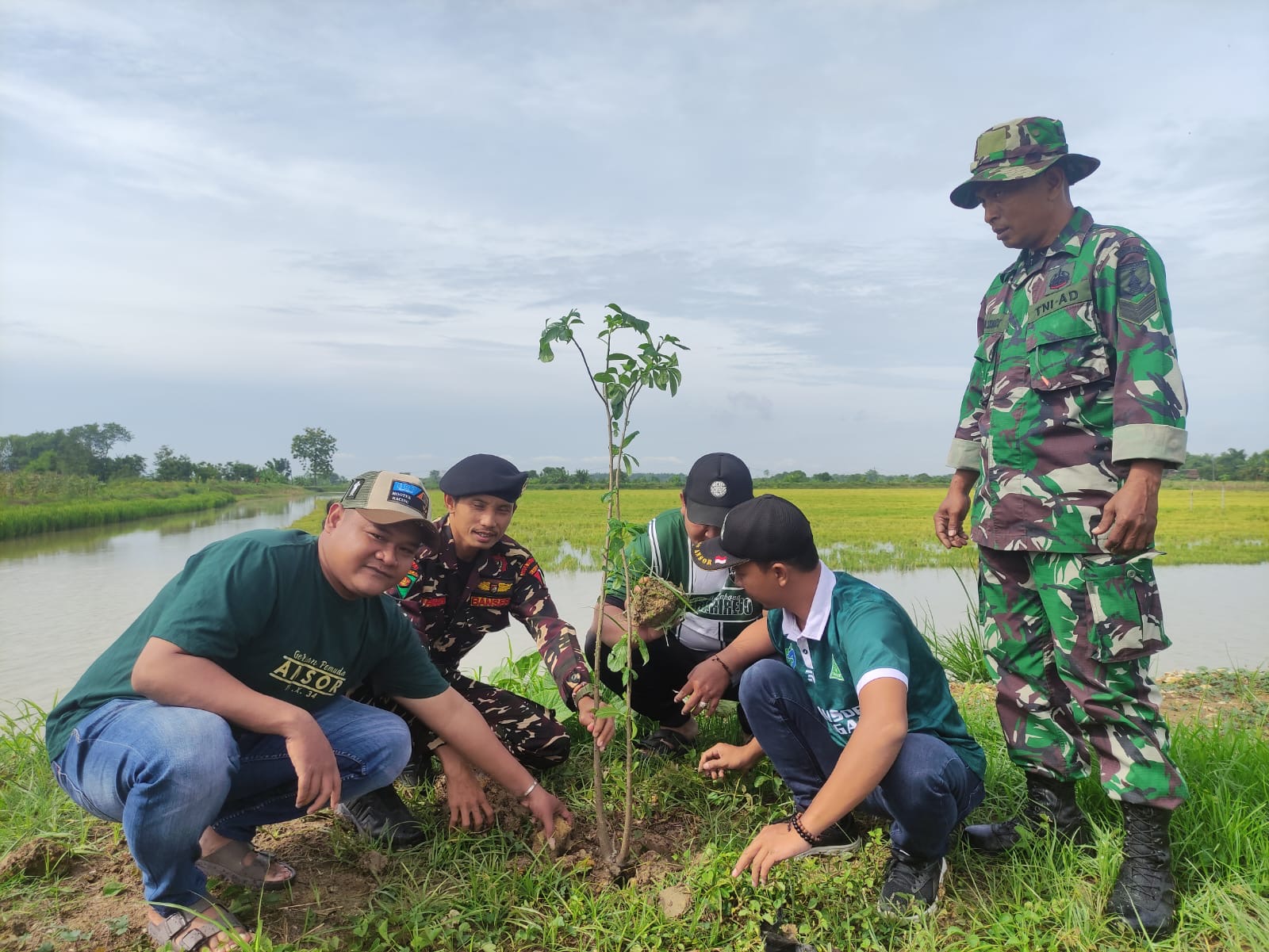 Jaga Kelestarian Lingkungan, TNI, Polri dan Warga Tanam Puluhan Pohon
