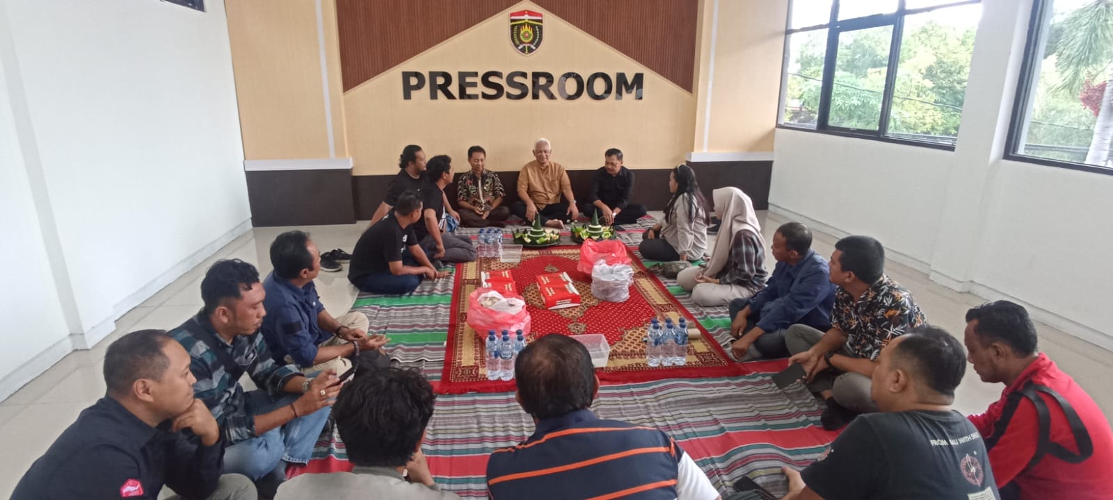 Ketua DPRD Ngawi Bersama Sejumlah Jurnalis Gelar Syukuran di Pressroom Baru