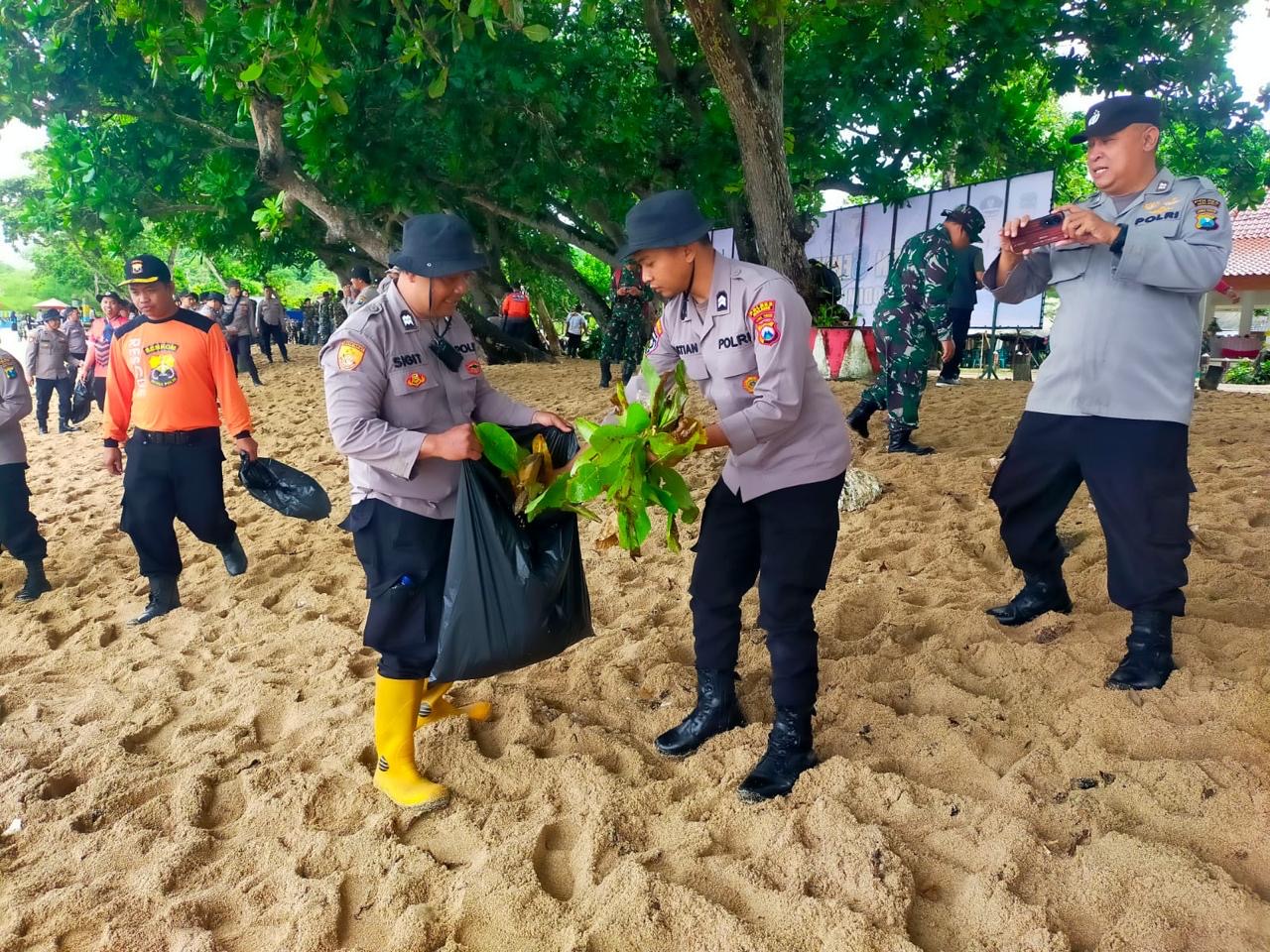 TNI Polri dan Pemda Laksanakan Gerakan ASRI di Pantai Balekambang 10 TNI Polri dan Pemda Laksanakan Gerakan ASRI di Pantai Balekambang