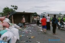 Truk Muatan Sapi Tabrak Truk Muatan Kain di Ngawi, 7 Orang Luka dan 2 Sapi Mati 4 Truk Muatan Sapi Tabrak Truk Muatan Kain di Ngawi, 7 Orang Luka dan 2 Sapi Mati