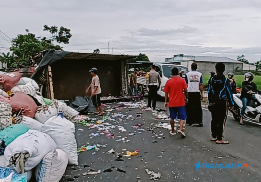 Truk Muatan Sapi Tabrak Truk Muatan Kain di Ngawi, 7 Orang Luka dan 2 Sapi Mati