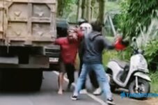 Diduga Dianiaya Sopir Truk, Pemotor Asal Kediri Luka Jahit di Kepala 14 Diduga Dianiaya Sopir Truk, Pemotor Asal Kediri Luka Jahit di Kepala