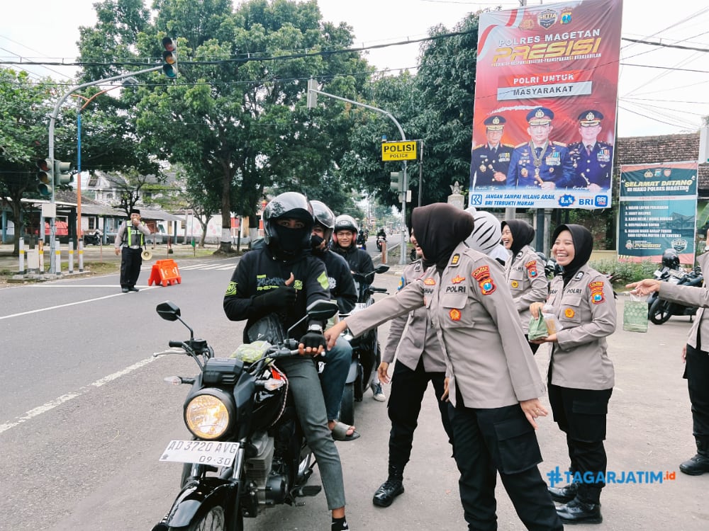 Polwan Polres Magetan Bagikan Takjil dan Sampaikan Pesan Kamtibmas