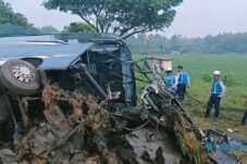 Bus Indorent Tabrak Truk Boks di Tol Ngawi-Solo, 1 Tewas dan 33 Luka-luka 11 Bus Indorent Tabrak Truk Boks di Tol Ngawi-Solo, 1 Tewas dan 33 Luka-luka