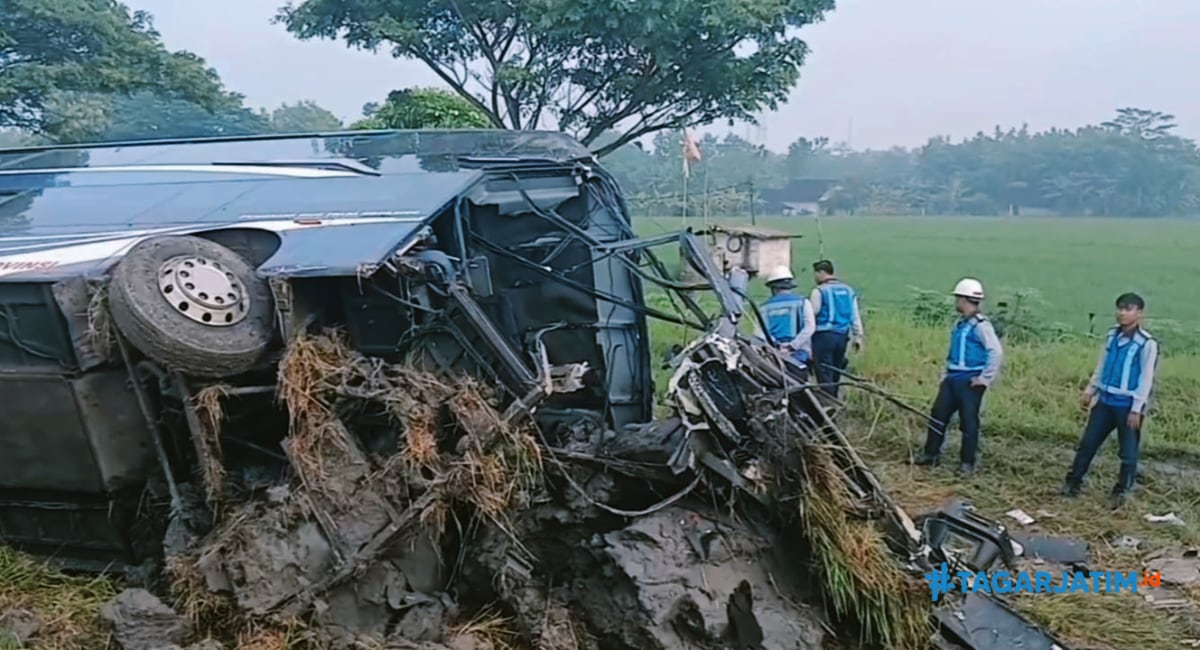 Bus Indorent Tabrak Truk Boks di Tol Ngawi-Solo, 1 Tewas dan 33 Luka-luka