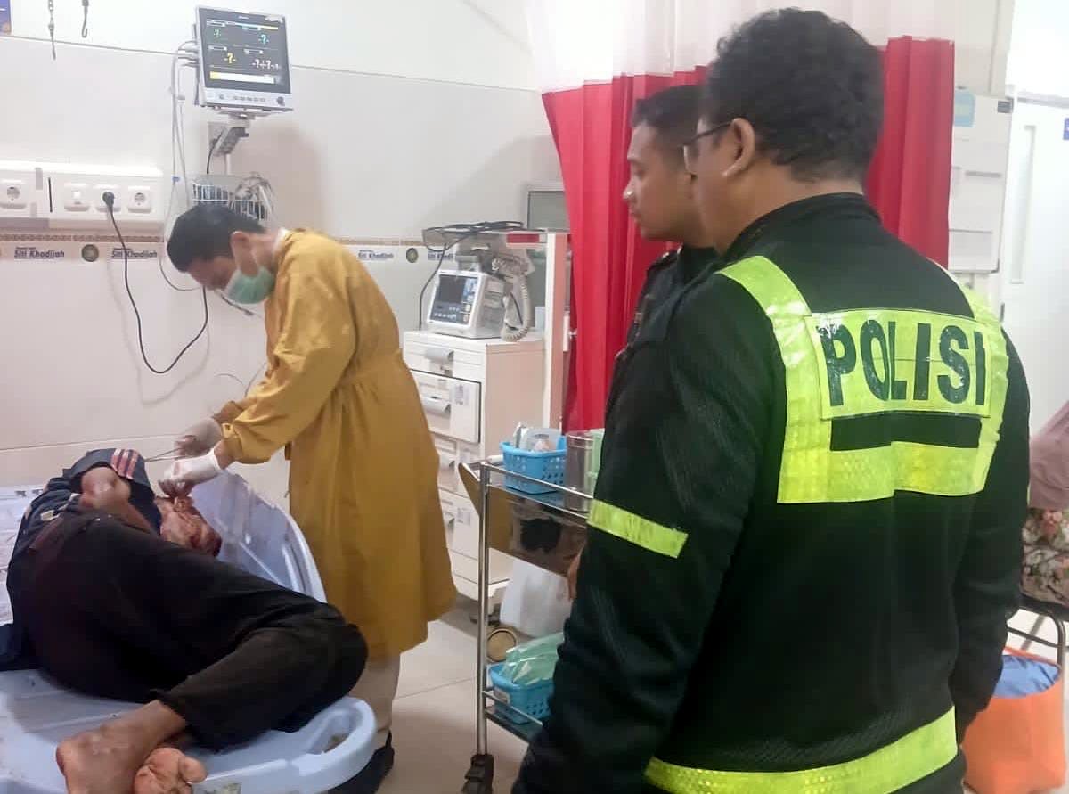 Lansia Luka Berat Usai Tabrak Belakang Truk di Taman Sidoarjo, Polisi Cari Sopir Trailer