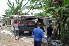 Mobil Pickup Tabrak Truk Dan Warung di Ngawi Hingga Hancur, 4 Orang Luka-luka 13 Mobil Pickup Tabrak Truk Dan Warung di Ngawi Hingga Hancur, 4 Orang Luka-luka