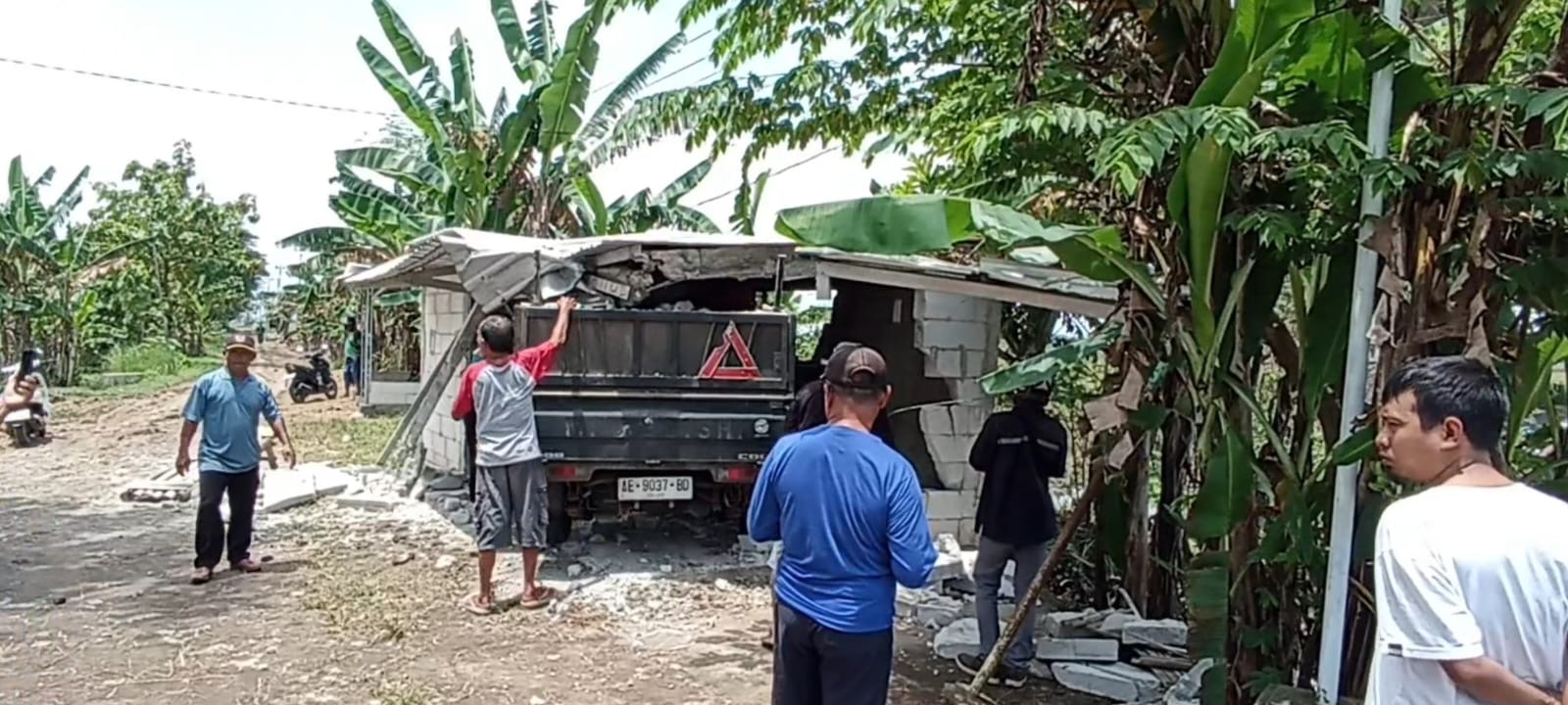 Mobil Pickup Tabrak Truk Dan Warung di Ngawi Hingga Hancur, 4 Orang Luka-luka