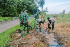 TNI dan Warga Ngimbang Bersihkan Irigasi, Cegah Banjir dan Jaga Produktivitas Sawah 7 TNI dan Warga Ngimbang Bersihkan Irigasi, Cegah Banjir dan Jaga Produktivitas Sawah