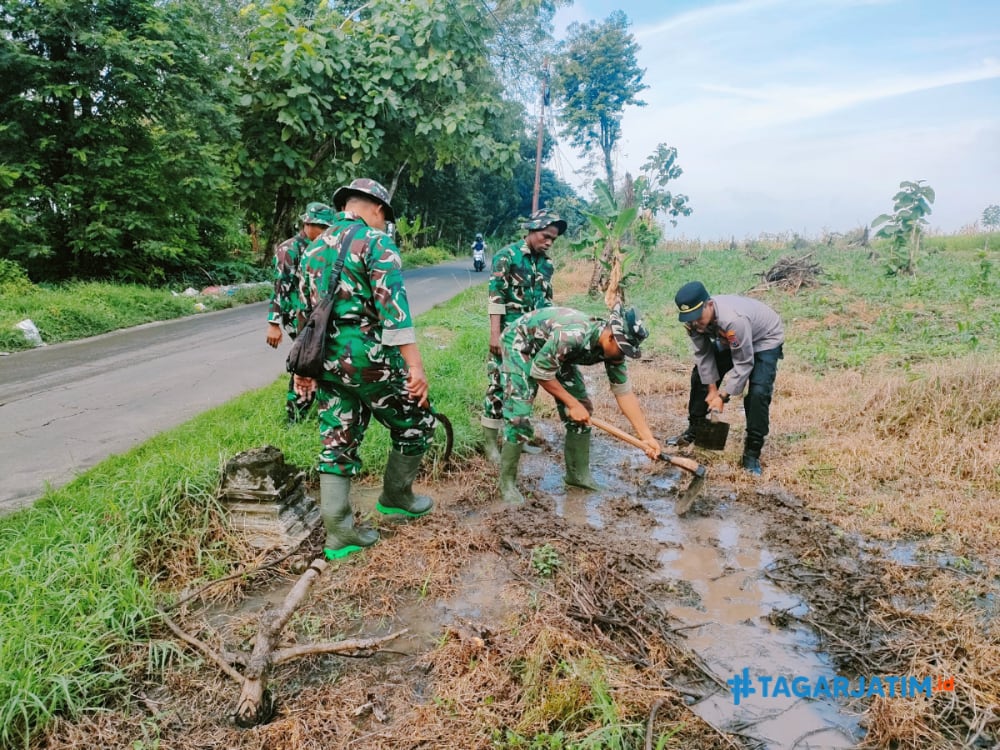 TNI dan Warga Ngimbang Bersihkan Irigasi, Cegah Banjir dan Jaga Produktivitas Sawah