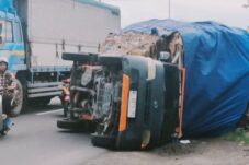 Diduga Kelebihan Muatan, Mobil Pikap Terguling di Jalan Raya Gilang Sidoarjo 2 Diduga Kelebihan Muatan, Mobil Pikap Terguling di Jalan Raya Gilang Sidoarjo
