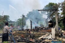 Diduga Konsleting Listrik Rumah Kayu Hangus Terbakar 16 Diduga Konsleting Listrik Rumah Kayu Hangus Terbakar