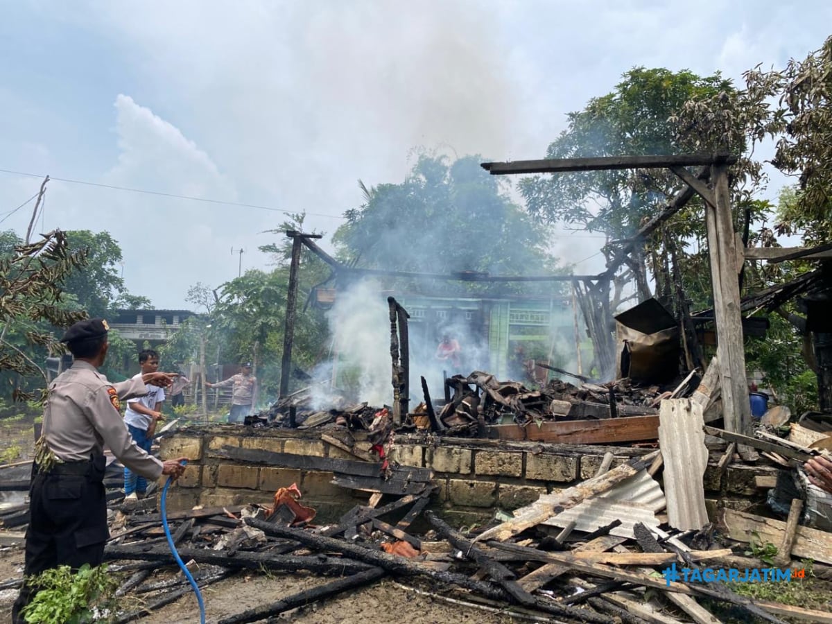 Diduga Konsleting Listrik Rumah Kayu Hangus Terbakar