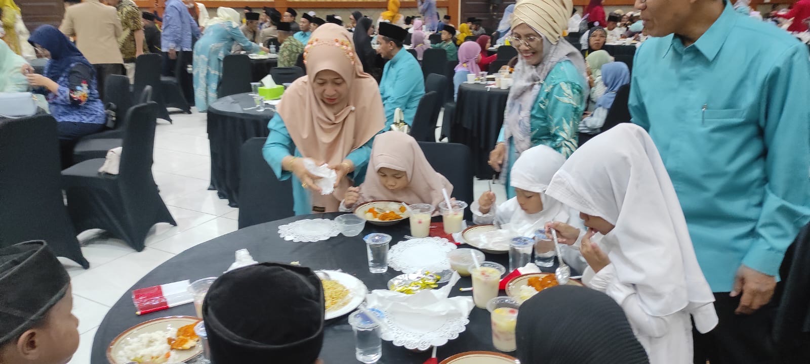 Thoriqoh Shiddiqiyyah Salurkan Santunan Ratusan Juta Rupiah untuk Anak Yatim dan Fakir Miskin