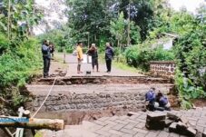 Jembatan Penghubung 2 Desa di Ngawi Ambrol Diterjang Banjir 9 Jembatan Penghubung 2 Desa di Ngawi Ambrol Diterjang Banjir