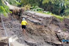 Diterjang Banjir, Jembatan dan Jalan di Ngawi Ambrol Sepanjang 20 Meter Ganggu Aktivitas Warga 8 Diterjang Banjir, Jembatan dan Jalan di Ngawi Ambrol Sepanjang 20 Meter Ganggu Aktivitas Warga