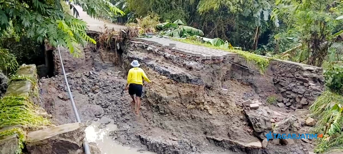 Diterjang Banjir, Jembatan dan Jalan di Ngawi Ambrol Sepanjang 20 Meter Ganggu Aktivitas Warga