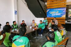 Bangun Kesadaran Tertib Berlalu Lintas, Satlantas Polres Lamongan Gandeng Komunitas Ojol 9 Bangun Kesadaran Tertib Berlalu Lintas, Satlantas Polres Lamongan Gandeng Komunitas Ojol