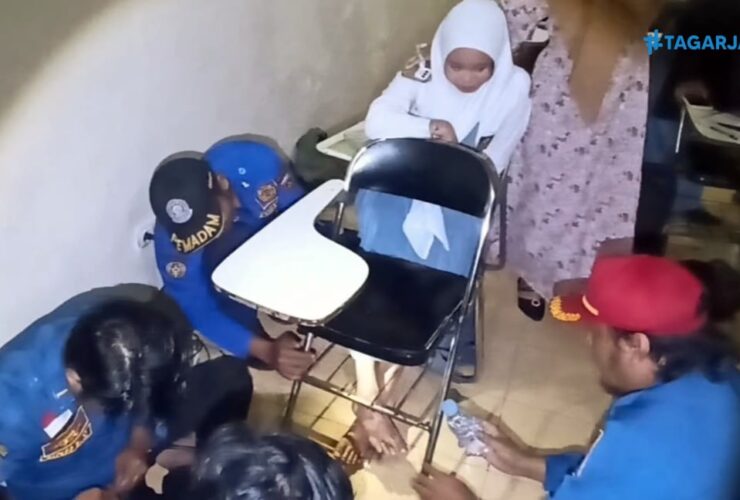 Petugas Damkar Ngawi Evakuasi Kedua Kaki Siswi SMA yang Kejepit Kursi