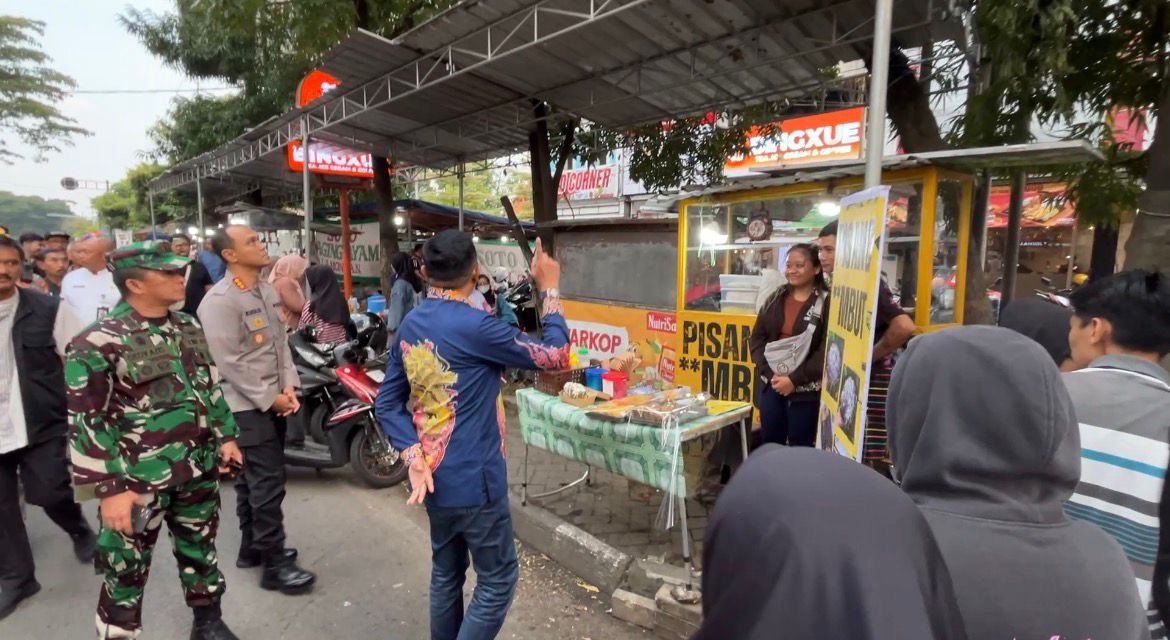 Wali Kota Malang Sidak Pasar Takjil Suhat, Temukan Lapak Ilegal di Atas Trotoar