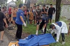 Diduga Sopir Mabuk, Truk Tronton Tabrak Motor di Jalan Raya Ngawi-Bojonegoro, 1 Tewas 6 Diduga Sopir Mabuk, Truk Tronton Tabrak Motor di Jalan Raya Ngawi-Bojonegoro, 1 Tewas