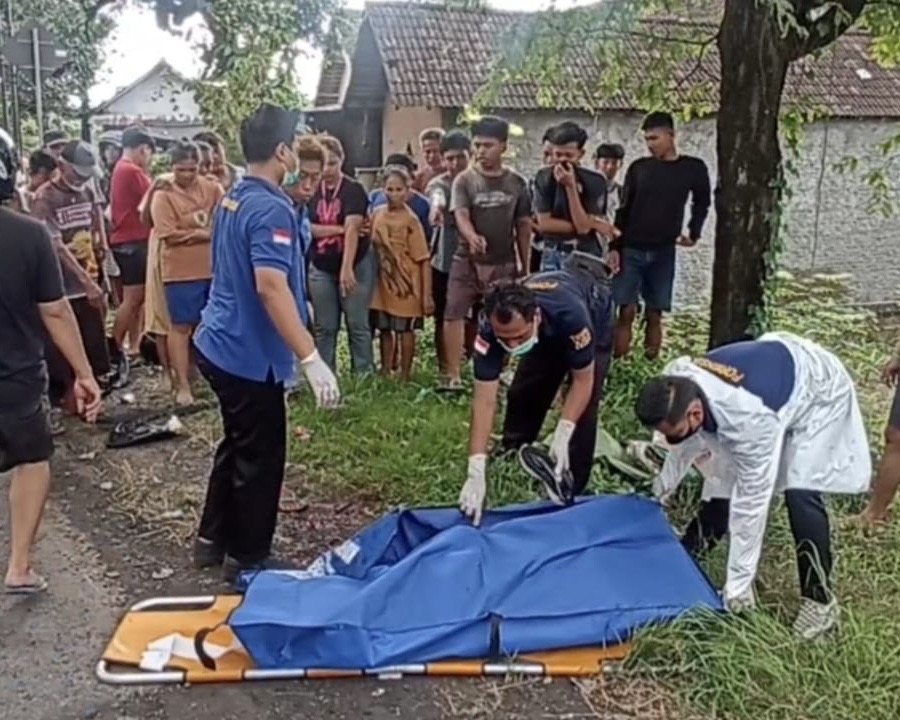 Diduga Sopir Mabuk, Truk Tronton Tabrak Motor di Jalan Raya Ngawi-Bojonegoro, 1 Tewas