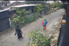 Dua Pengamen Badut Terekam CCTV Berhasil Membawa Kabur Motor Milik Warga saat Ditinggal Salat Jumat 8 Dua Pengamen Badut Terekam CCTV Berhasil Membawa Kabur Motor Milik Warga saat Ditingal Salat Jumat