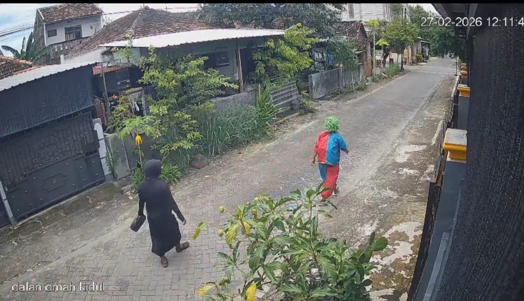 Dua Pengamen Badut Terekam CCTV Berhasil Membawa Kabur Motor Milik Warga saat Ditingal Salat Jumat