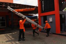 Basarnas Surabaya Tingkatkan Kesiapsiagaan Hadapi Cuaca Ekstrem dan Risiko Kecelakaan Laut di Jatim 13 Basarnas Surabaya Tingkatkan Kesiapsiagaan Hadapi Cuaca Ekstrem dan Risiko Kecelakaan Laut di Jatim