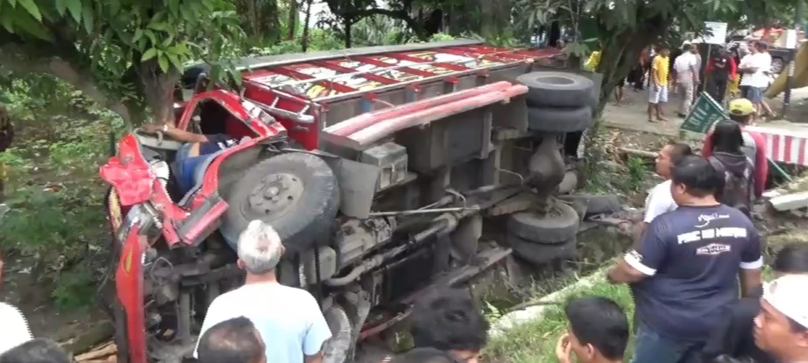 3 Orang Terjepit, Tabrakan 2 Truk di Jalan Raya Ngawi-Solo