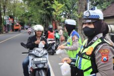 Polres Malang Bagikan Ratusan Takjil ke Pengguna Jalan 19 Polres Malang Bagikan Ratusan Takjil ke Pengguna Jalan