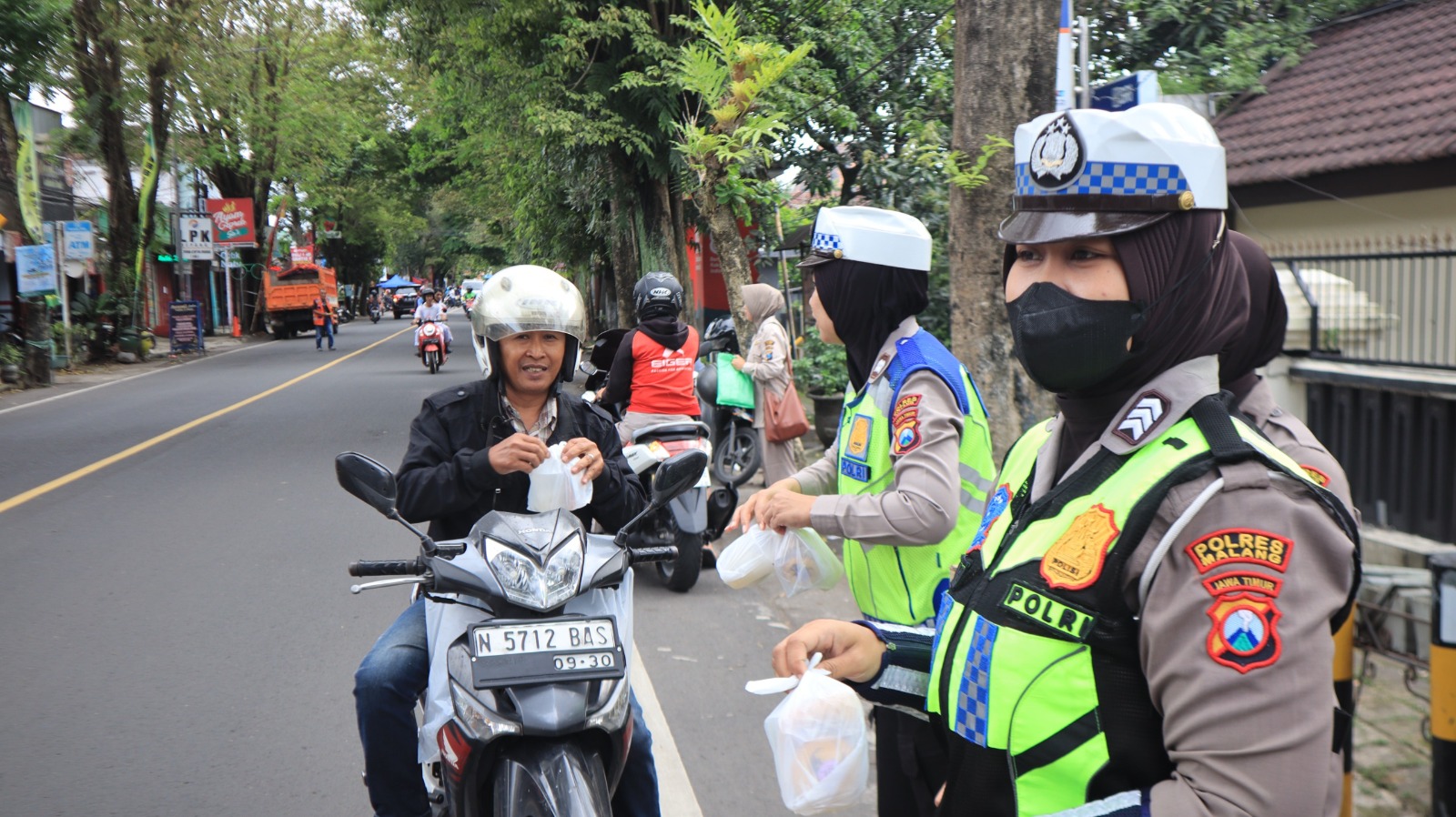 Polres Malang Bagikan Ratusan Takjil ke Pengguna Jalan