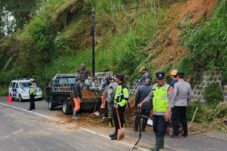 Petugas Gabungan Tangani Tanah Longsor di Jalur Wisata Telaga Sarangan Magetan 3 Petugas Gabungan Tangani Tanah Longsor di Jalur Wisata Telaga Sarangan Magetan