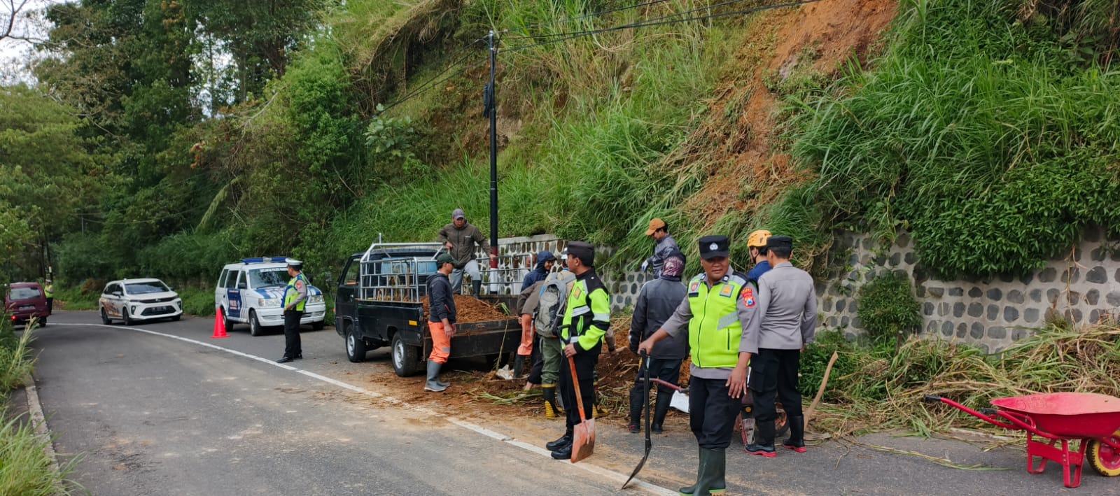 Petugas Gabungan Tangani Tanah Longsor di Jalur Wisata Telaga Sarangan Magetan 4 Petugas Gabungan Tangani Tanah Longsor di Jalur Wisata Telaga Sarangan Magetan