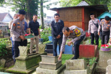 Nyadran Serentak, Kapolresta Malang Kota Datangi Makam Korban Kanjuruhan 6 Kapolresta-Malang-Kota-Kombes-pol-Putu-Kholis-Aryana-saat-mengunjungi-makam-korban-kanjuruhan