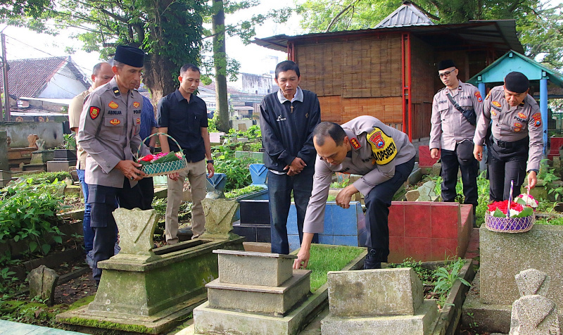 Nyadran Serentak, Kapolresta Malang Kota Datangi Makam Korban Kanjuruhan 10 Kapolresta-Malang-Kota-Kombes-pol-Putu-Kholis-Aryana-saat-mengunjungi-makam-korban-kanjuruhan