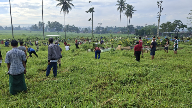 Jelang Ramadhan Ratusan Warga Gondanglegi Malang Bersihkan Pemakaman Umum 2 Jelang Ramadhan Ratusan Warga Gondanglegi Malang Bersihkan Pemakaman Umum
