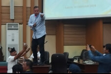 Memanas, Aksi Naik Meja Warnai Pemilihan Ketua KONI Kabupaten Malang 17 Memanas, Aksi Naik Meja Warnai Pemilihan Ketua KONI Kabupaten Malang
