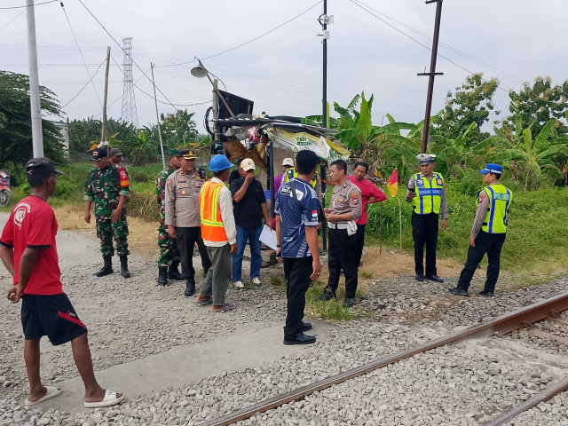 Diduga Tak Dengar Peringatan, Lansia di Lamongan Meninggal Tertabrak Kereta Api 10 Diduga Tak Dengar Peringatan, Lansia di Lamongan Meninggal Tertabrak Kereta Api