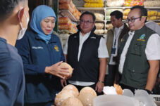 Khofifah Pantau Pasar Larangan, Stok Ayam Melimpah Meski Harga Diatas HET 18 Khofifah Pantau Pasar Larangan, Stok Ayam Melimpah Meski Harga Diatas HET