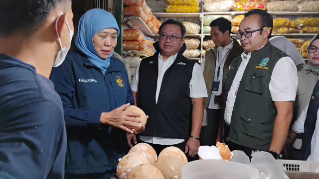 Khofifah Pantau Pasar Larangan, Stok Ayam Melimpah Meski Harga Diatas HET