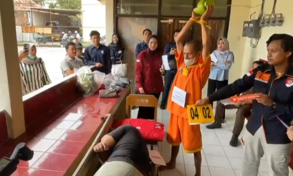 Rekonstruksi Pembunuhan Ayah terhadap Anak di Lamongan, Tersangka Peragakan 15 Adegan