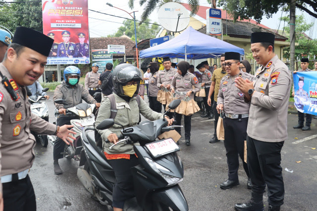 Polres Magetan Bagikan Takjil dan Gaungkan Tertib Berlalu Lintas