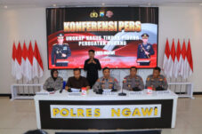 Polres Ngawi Ringkus Pelaku Penipuan Berkedok Sumbangan, Kerugian Capai Ratusan Juta Rupiah 19 Polres Ngawi Ringkus Pelaku Penipuan Berkedok Sumbangan, Kerugian Capai Ratusan Juta Rupiah
