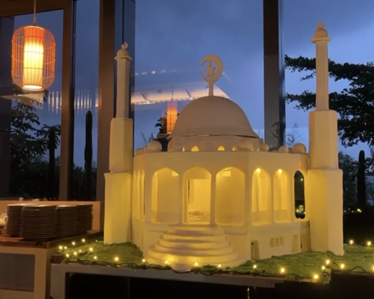Miniatur Masjid Dari 100 Kilogram Coklat Sambut Ramadan